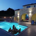House Marly With Private Pool Vakantiehuis Kras