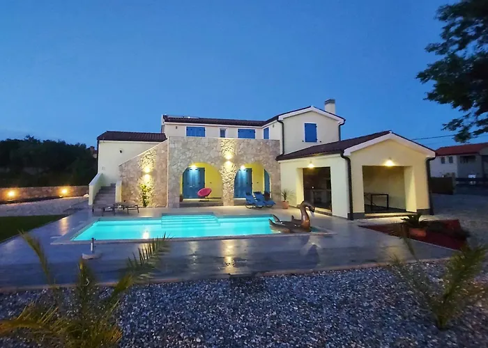 House Marly With Private Pool 度假居 *