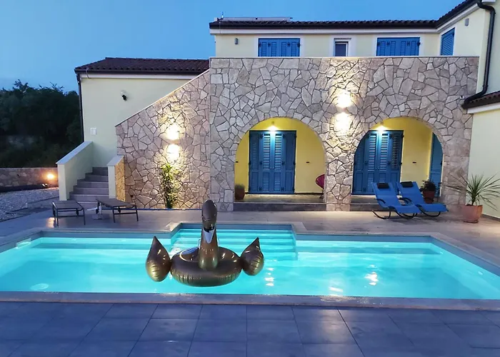 House Marly With Private Pool 度假居 *